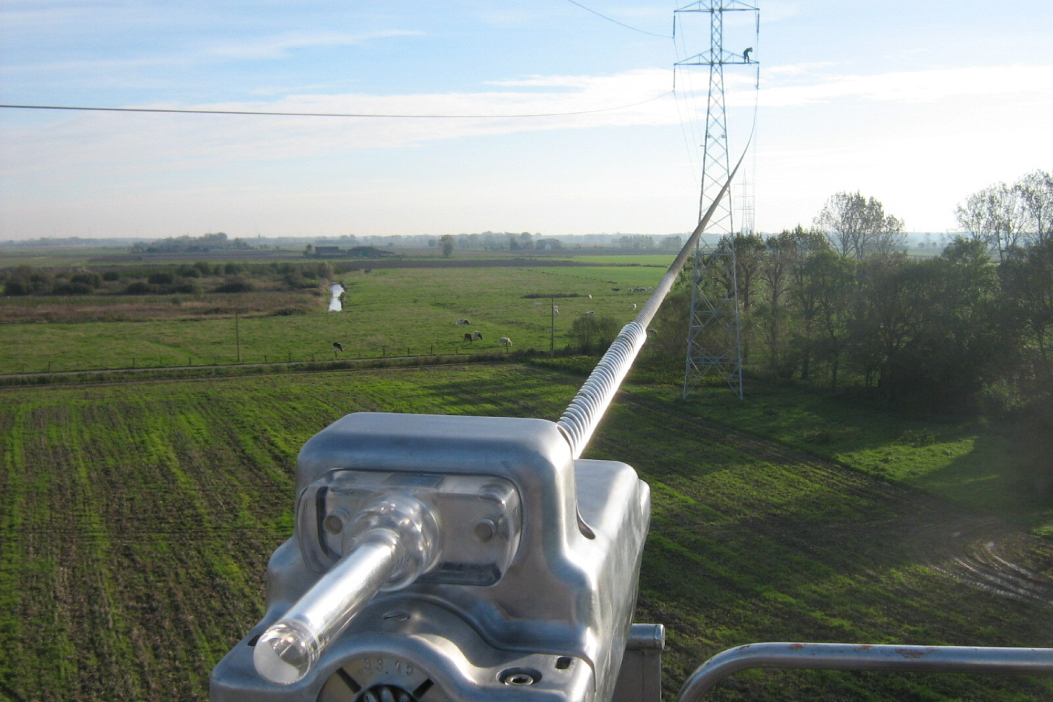Self-powered sensor for conductor measurements outdoors on a sunny day